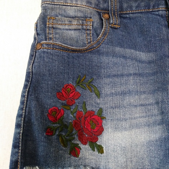 Tinseltown Distressed Shorts w/ flower embroidery - Picture 2 of 6